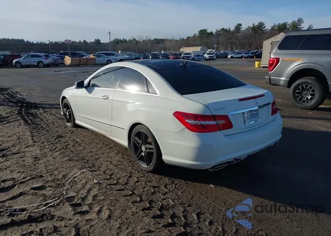 2011 Mercedes-Benz E 550 z USA, uszkodzony, nr VIN WDDKJ7CB1BF095654